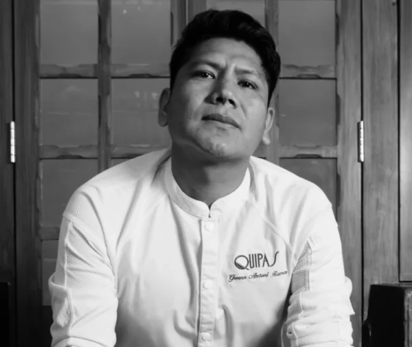 La imagen muestra al cocinero peruano Antoni Ramos, protagonista de la reseña