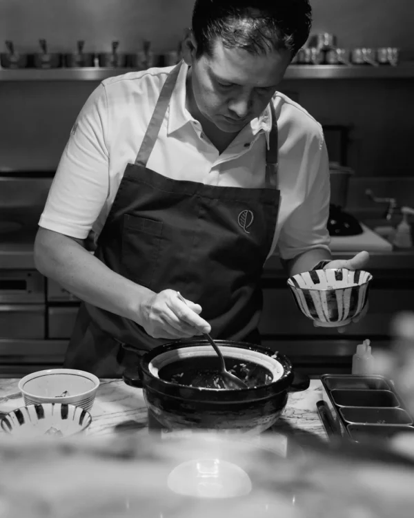 La imagen muestra al chef Jorge Vallejo, protagonista del reportaje, en la cocina