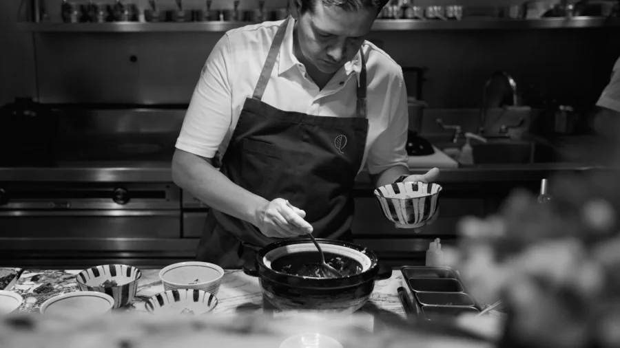 La imagen muestra al chef Jorge Vallejo, protagonista del reportaje, en la cocina