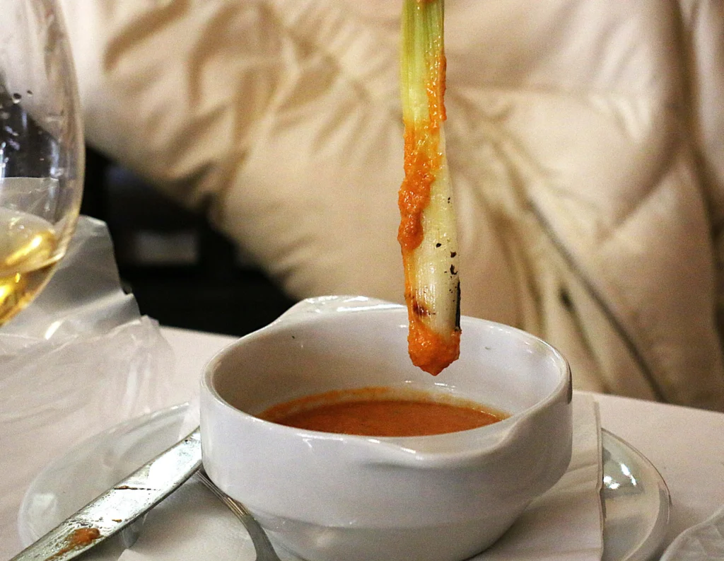Foto de Antonio Ron . Calçots con salsa de romesco