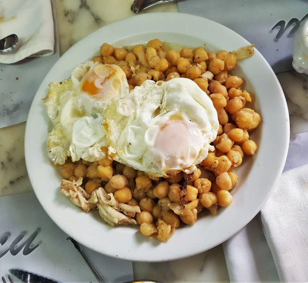 Garbanzos salteados con espardeñas y huevos fritos en Cal Siscu, Hospitalet de Llobregat