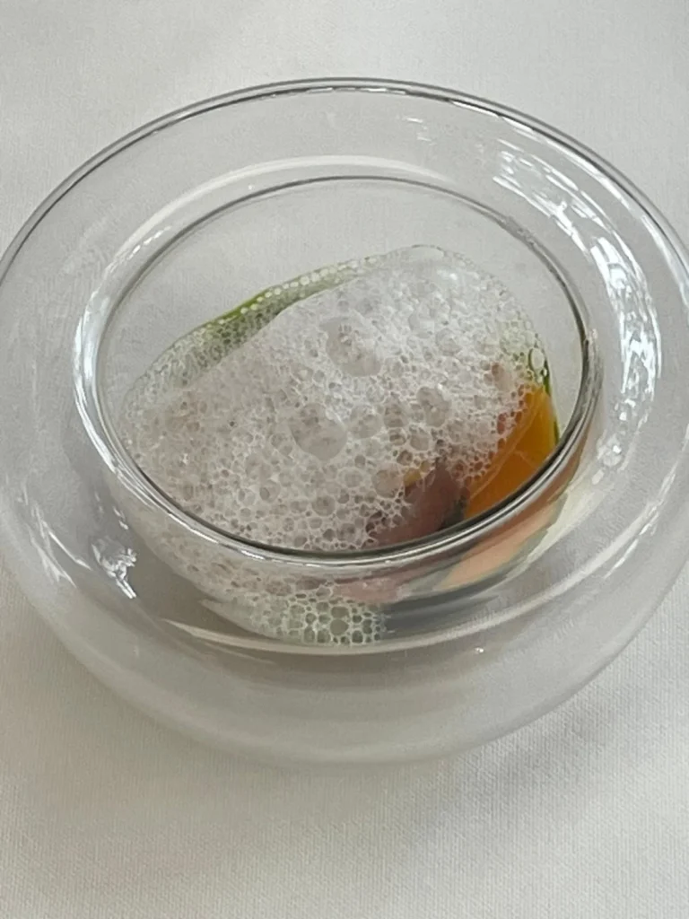 Escabeche de guayaba con atún curado, almendras y vegetales