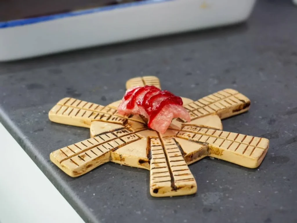Falso sushi con ventresca de atún, queso de cabra y tuno indio