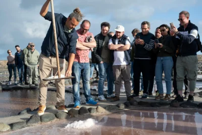 Demostración ante los cocineros de Terrae 2025 de la extracción de sal.