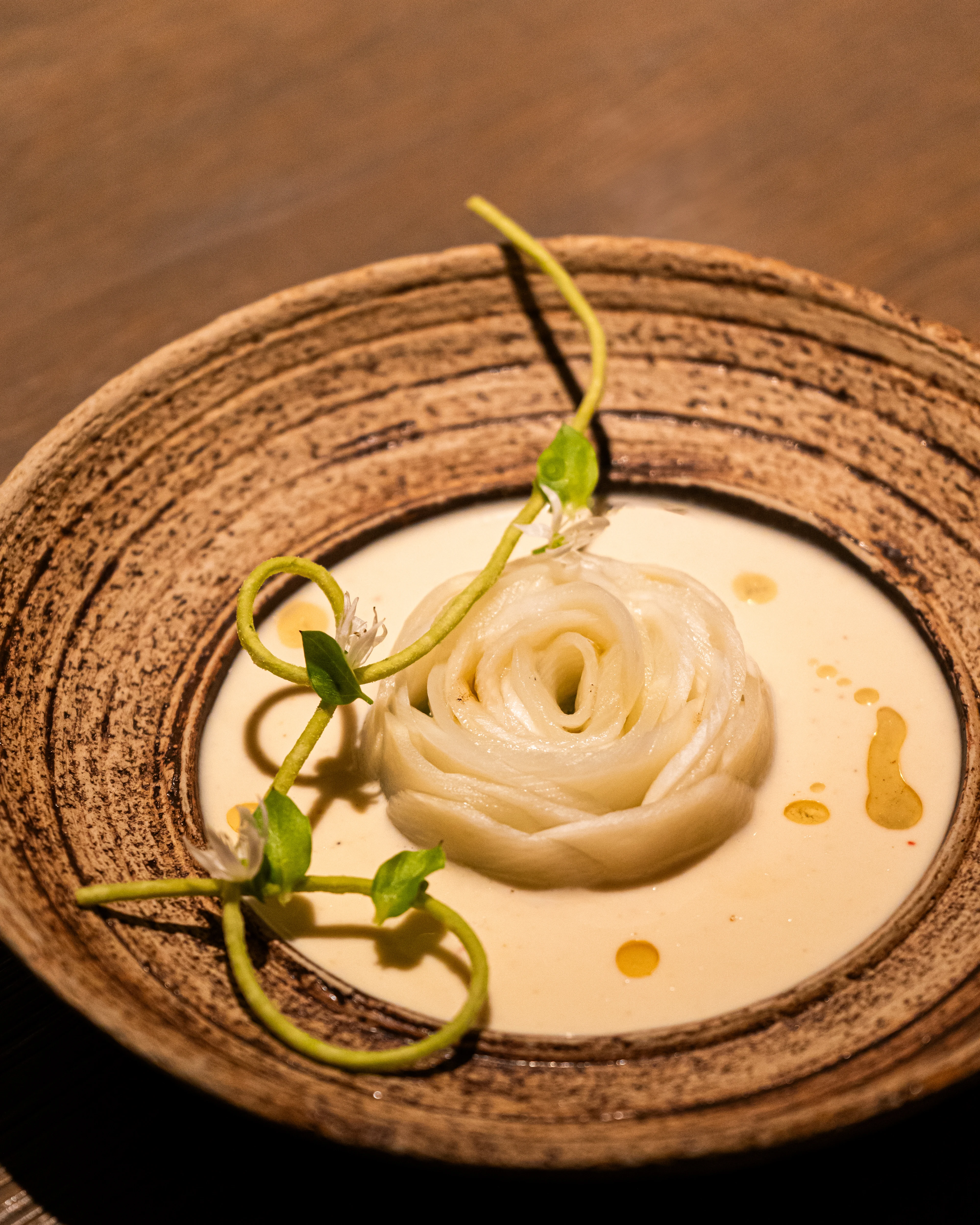 Espárrago al vapor con puré de stellaria y aceite de café