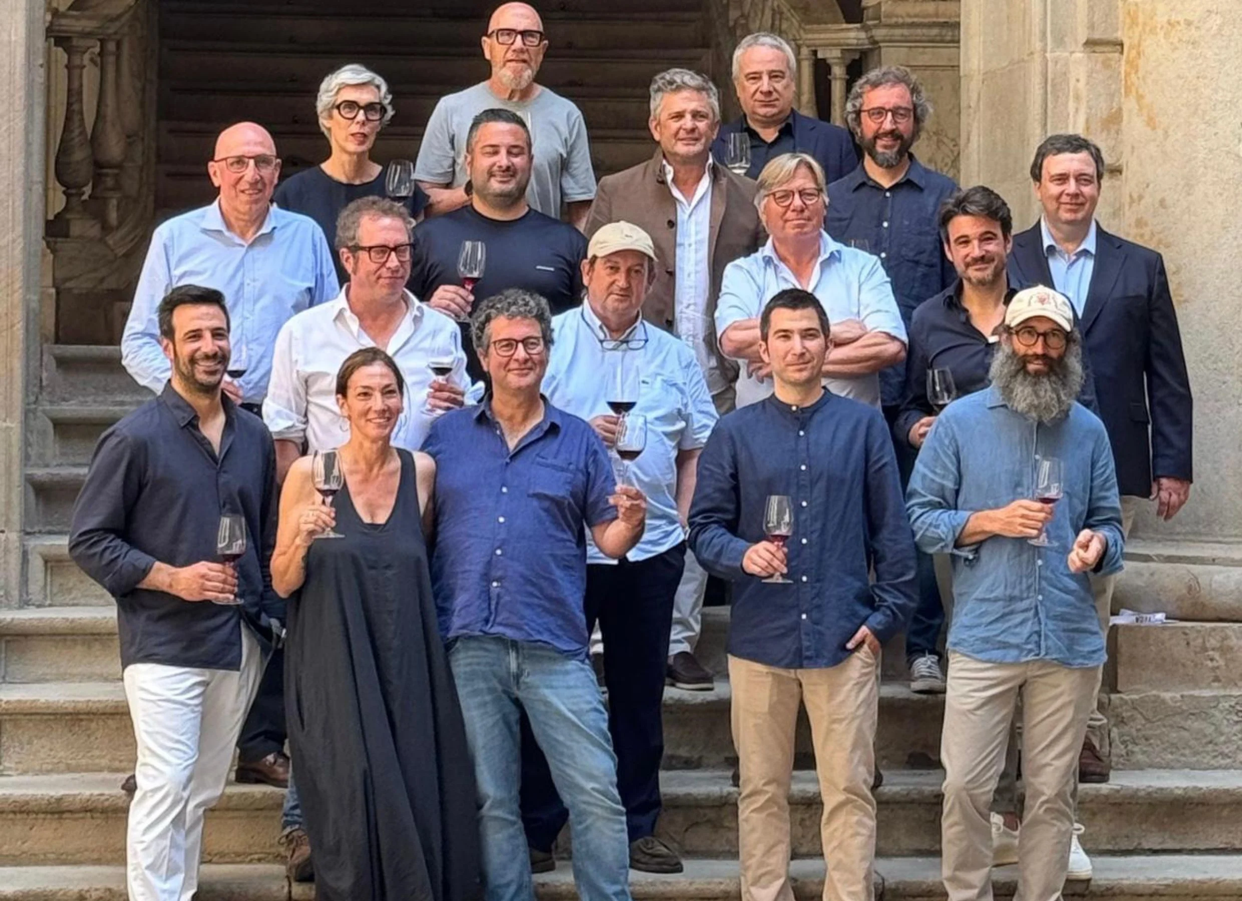 Los bodegueros participantes en el evento junto a Quim Vila (arriba, a la derecha)