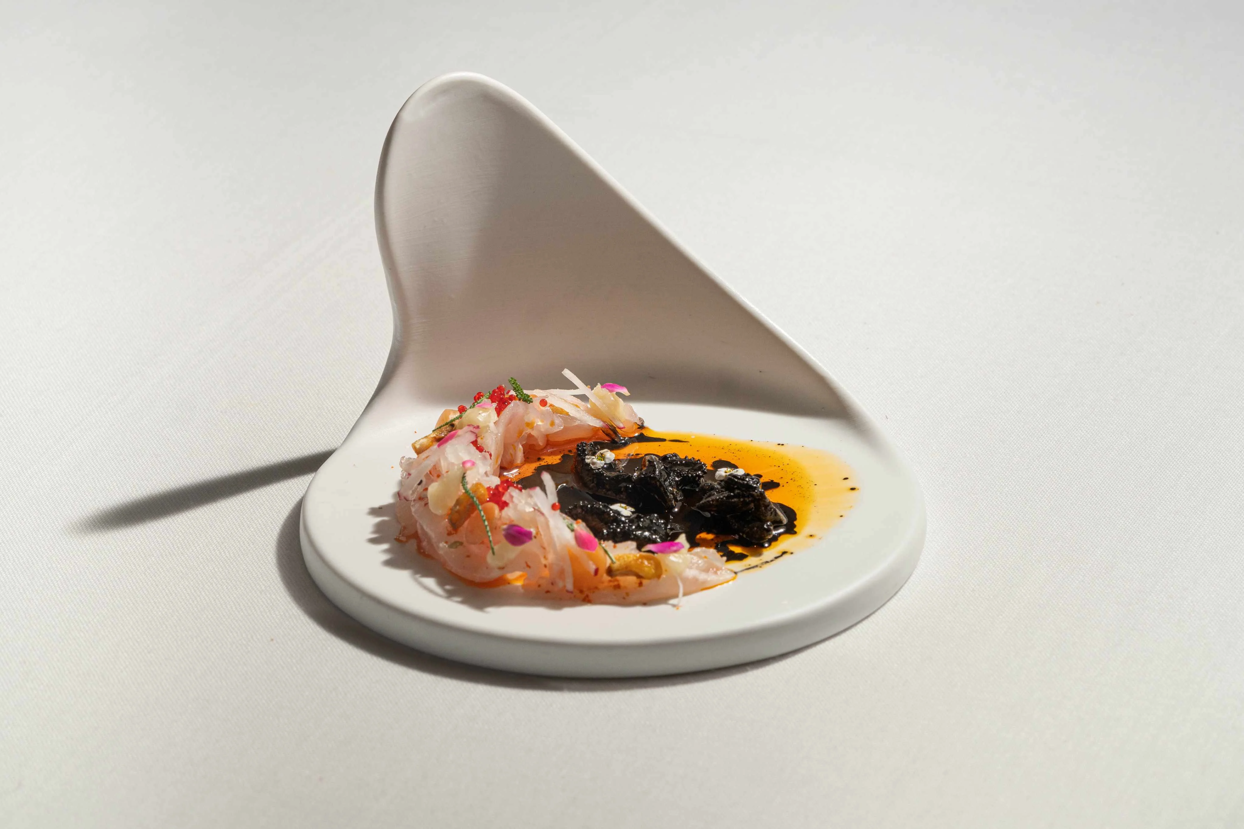 Lubina salvaje curada en salazón con salsa picante de chiprón de anzuelo