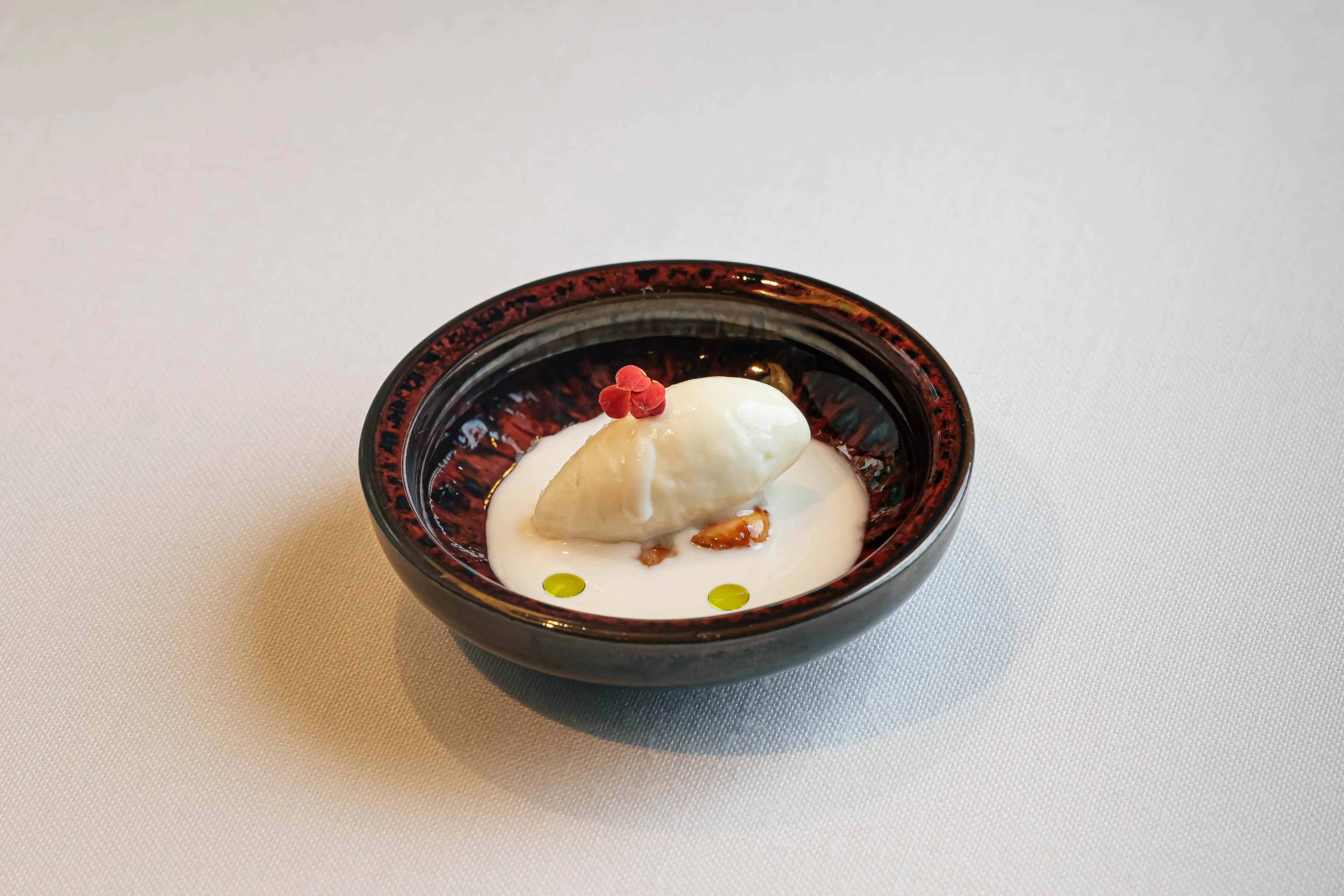 Helado de ajoblanco con almendra tierna y vinagre de piñón