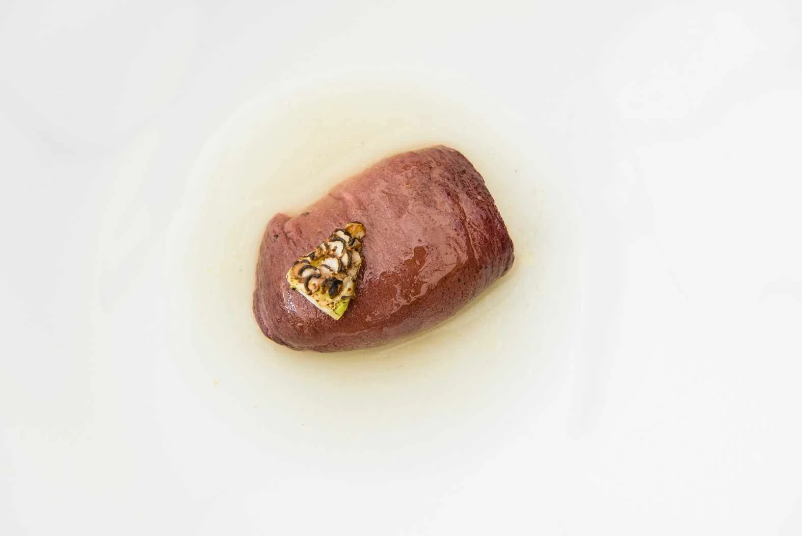  Cabeza de pulpo, consomé de papa y pipa y pimiento