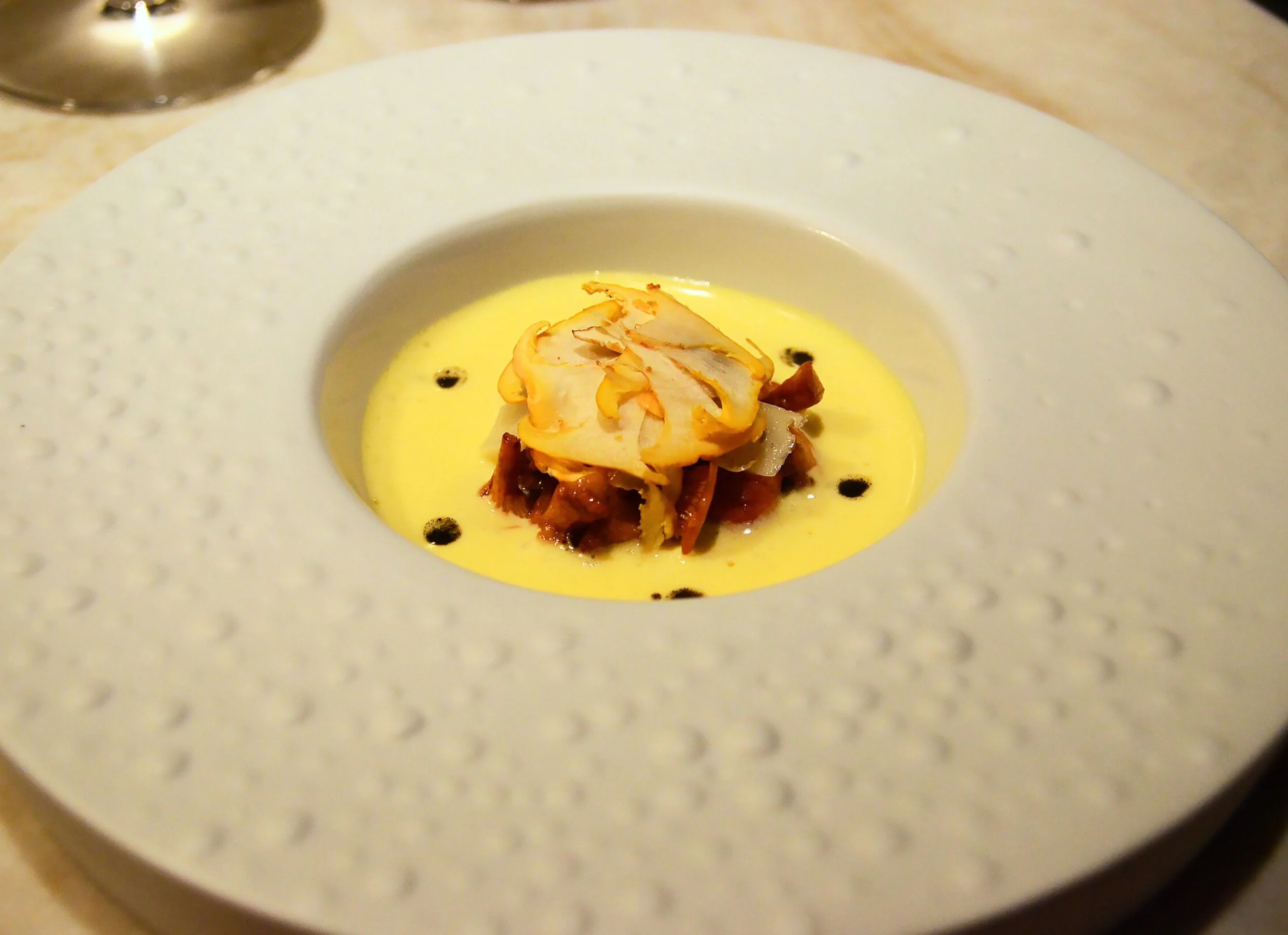 Setas, mantequilla de oveja y sésamo negro