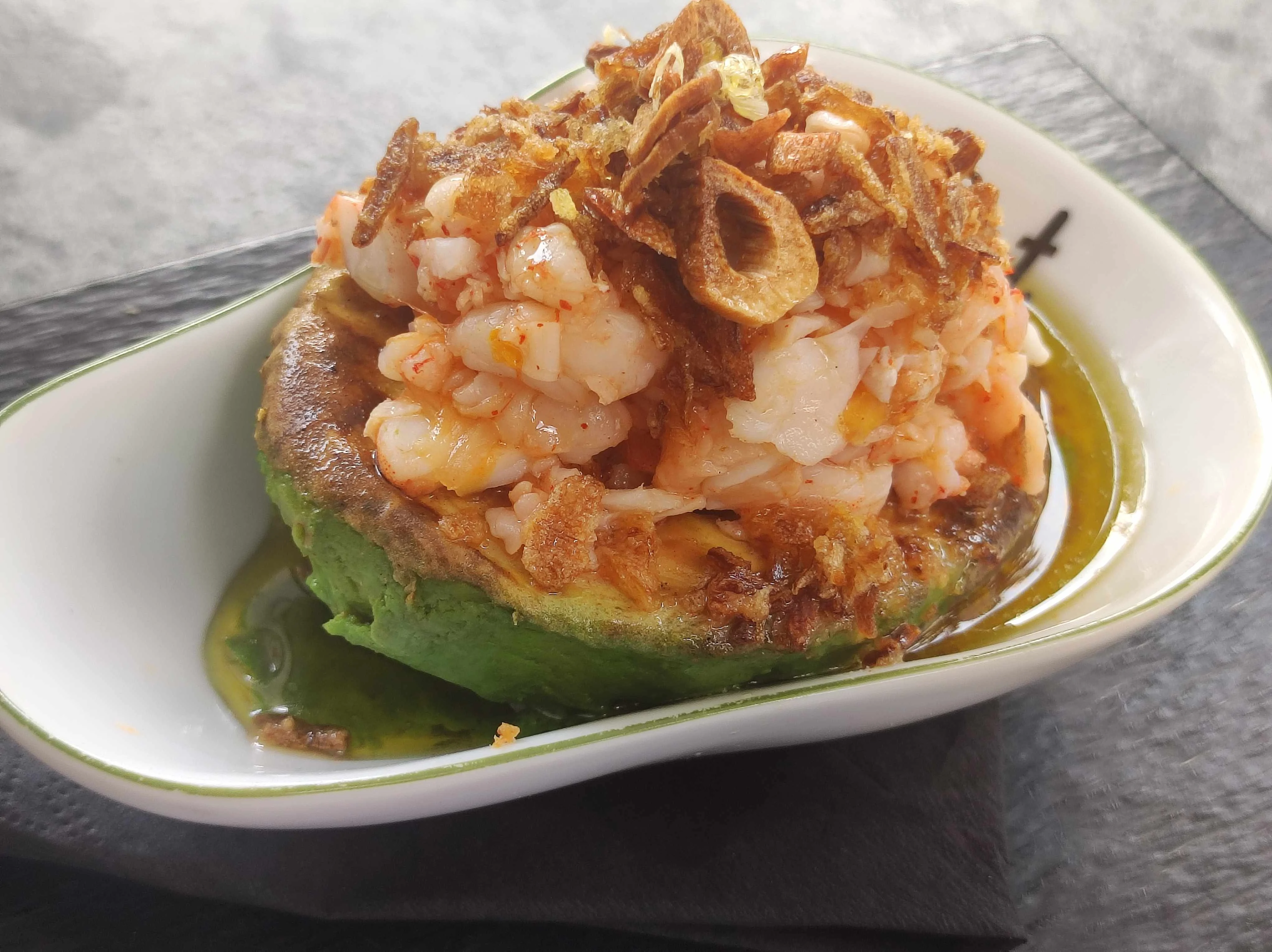 Aguacate con gambas al ajillo
