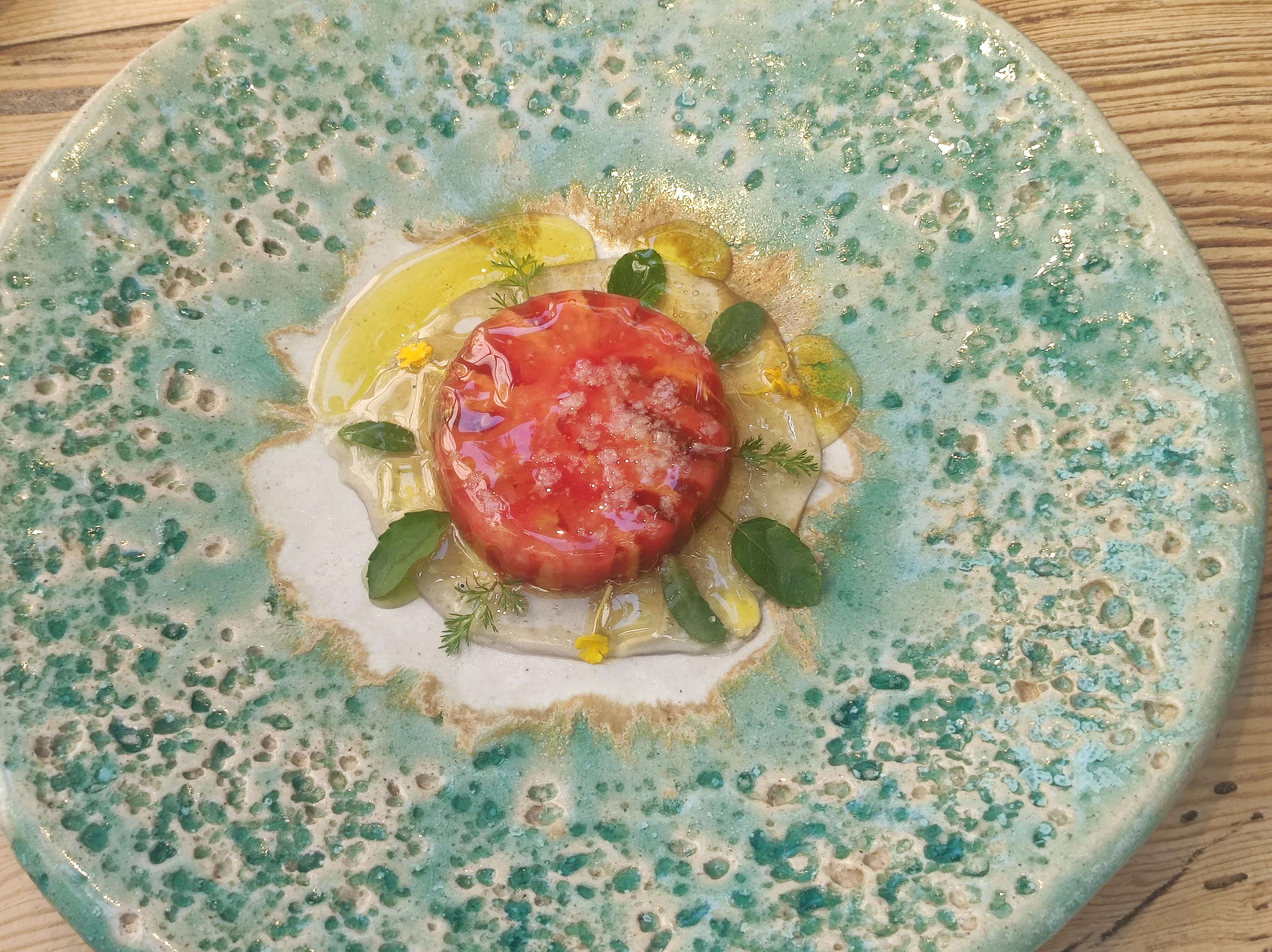 Corazón de tomate y hierbas de ribera