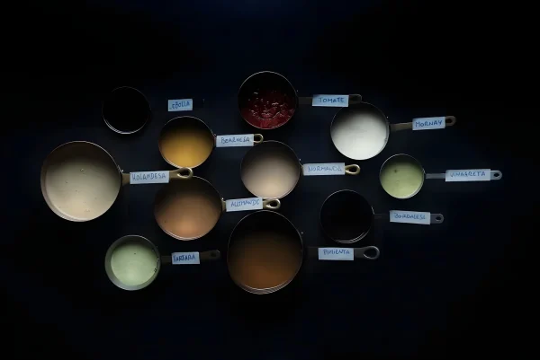 Imagen de un montón de salsas francesas en cacharritos con sus etiquetas