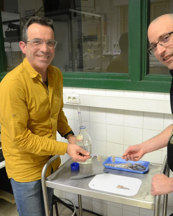 El científico Ignacio Álvarez y el cocinero Cristian Palacio en la Universidad de Zaragoza.