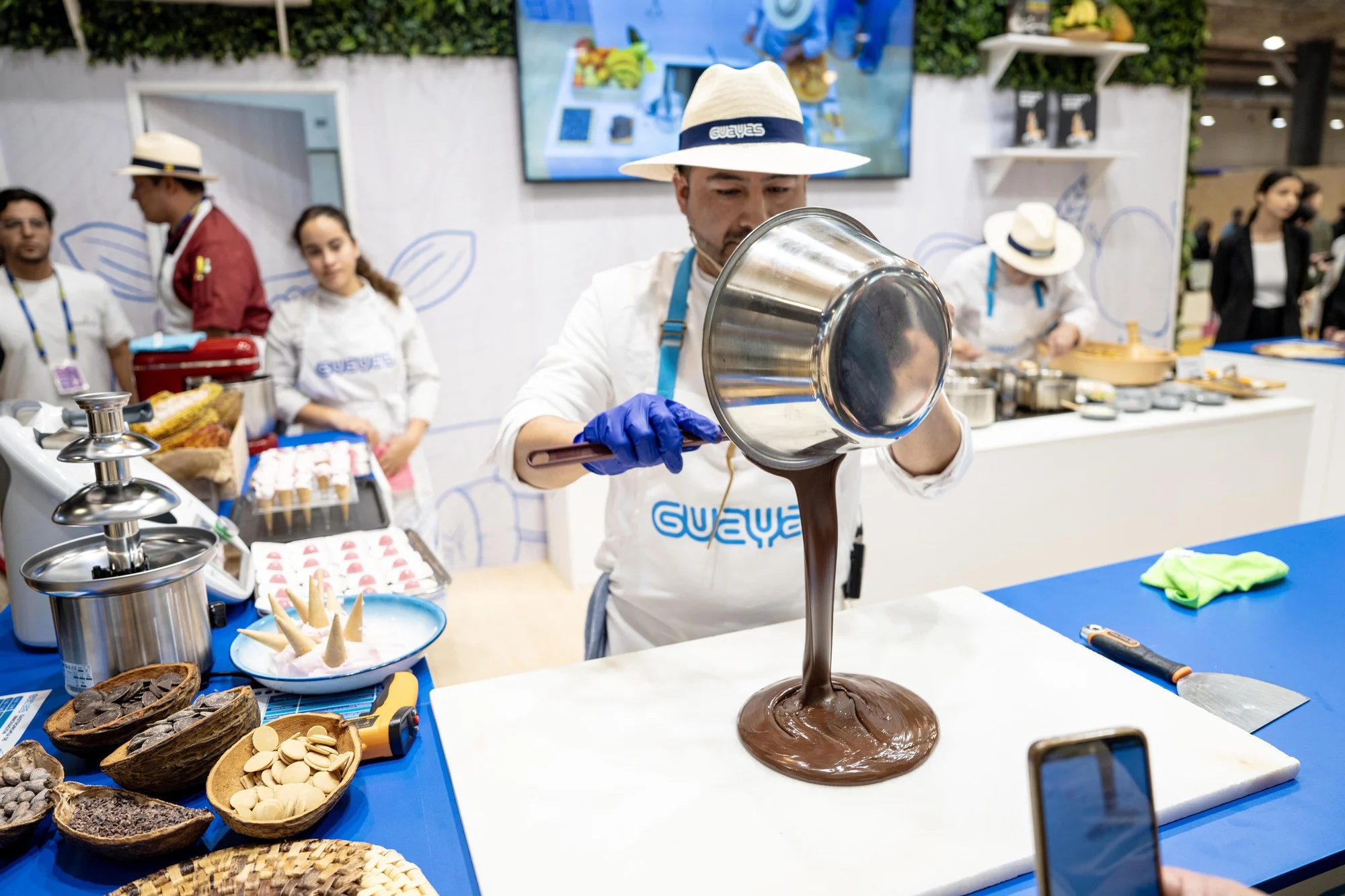 Demostración de trabajo con chocolate a partir de cacao de Guayas en MF