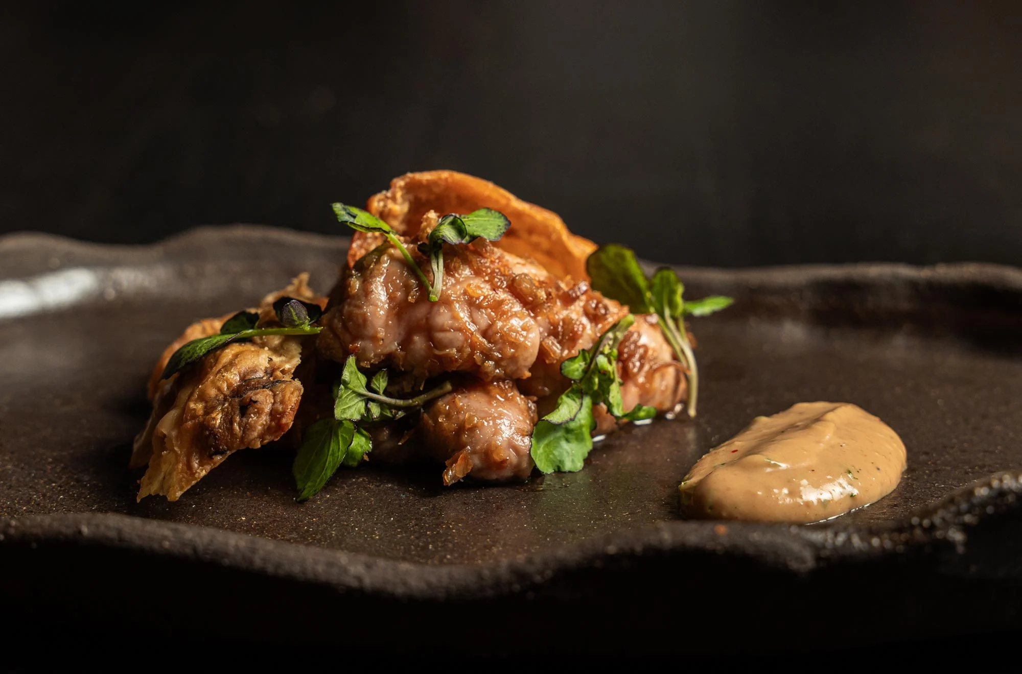 taco elaborado a partir de un gelatinoso cap i pota bien tostado con puntos de frijoles y guacamole en su interior,