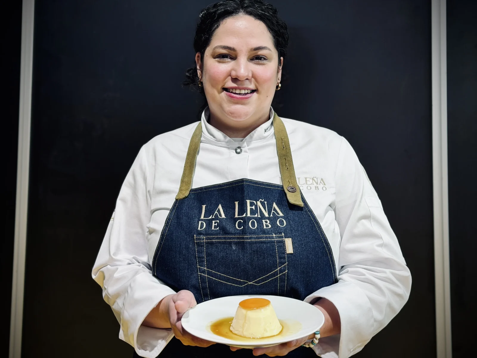 Ganadora del concurso de flan de Madrid Fusión mostrando su flan.