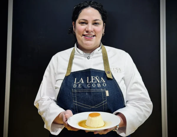 Ganadora del concurso de flan de Madrid Fusión mostrando su flan.