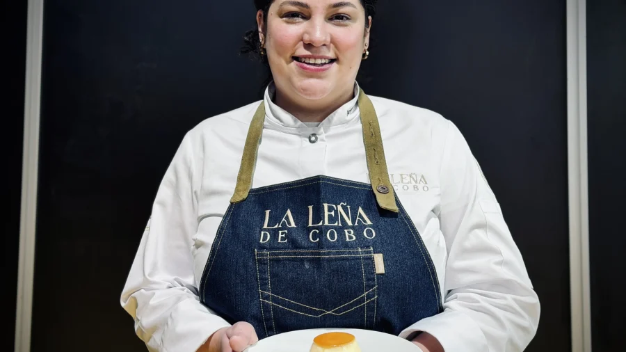 Ganadora del concurso de flan de Madrid Fusión mostrando su flan.