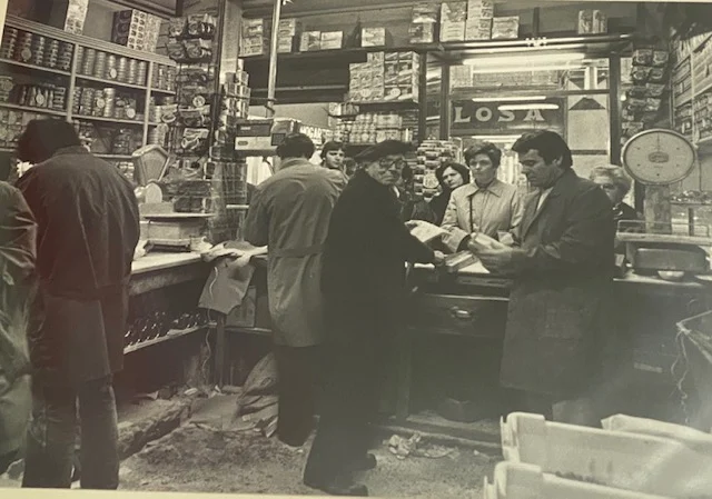 Interior de Ultramarinos Gregorio Martín en una imagen antigua