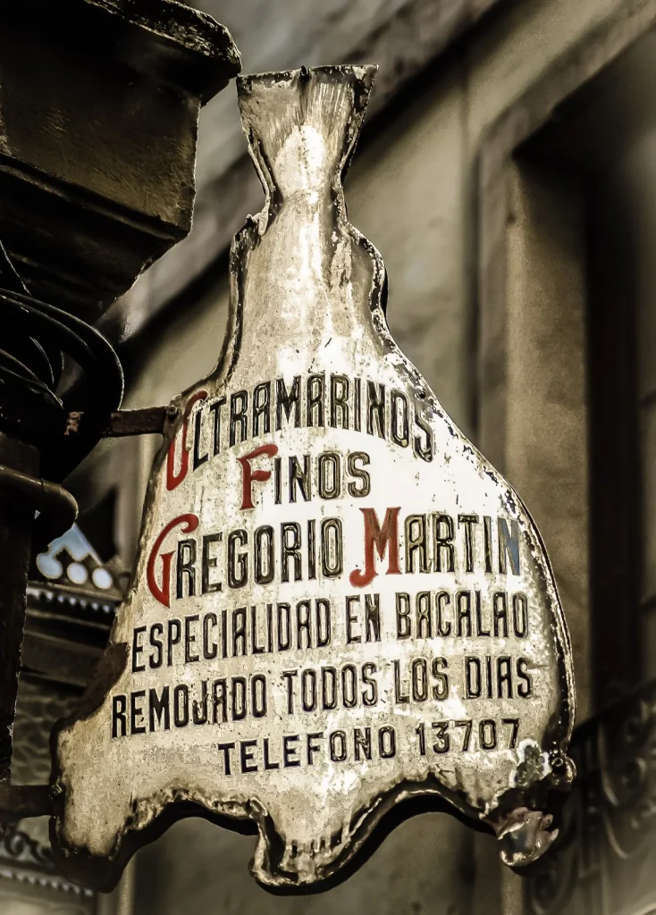 Cartel original de la centenaria tienda de ultramarinos Gregorio Martín, de Bilbao.