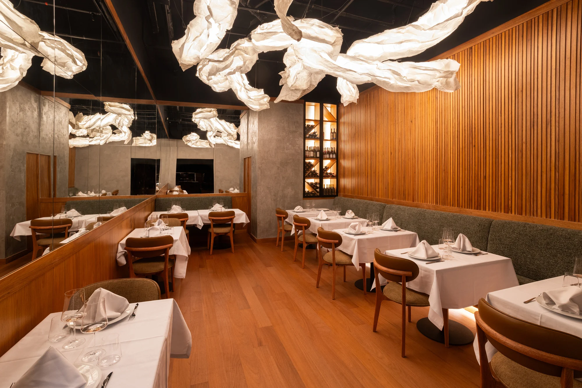 Interior del restaurante Madame Olympe, de Río de Janeiro