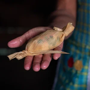Tamal mexicano envuelto en hoja de maíz.