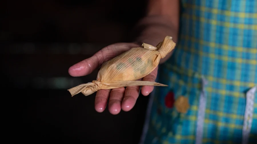 Tamal mexicano envuelto en hoja de maíz.