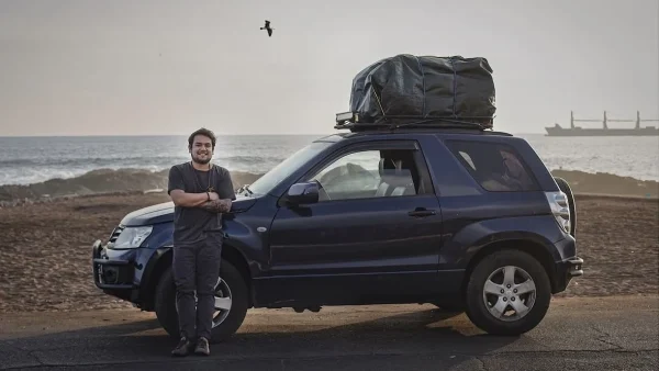 Willy Vargas, junto a su jeep