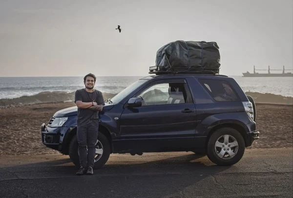 Willy Vargas, junto a su jeep