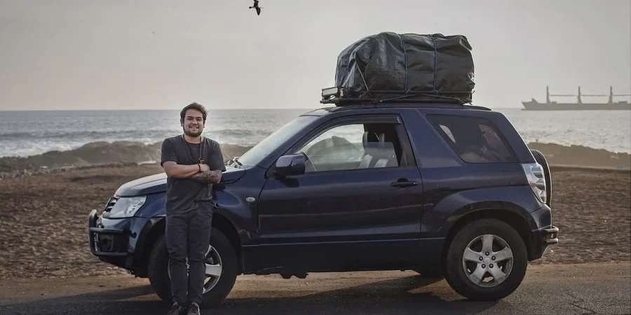 Willy Vargas, junto a su jeep