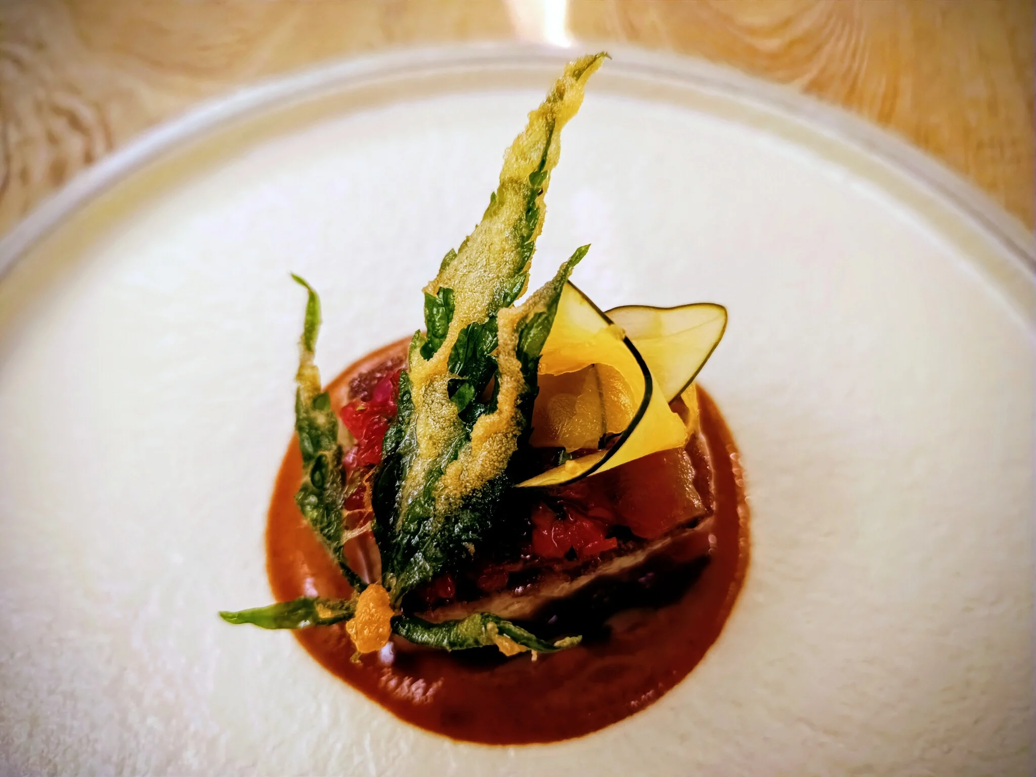 Atún, hoja cannabis, pimentón con canela.