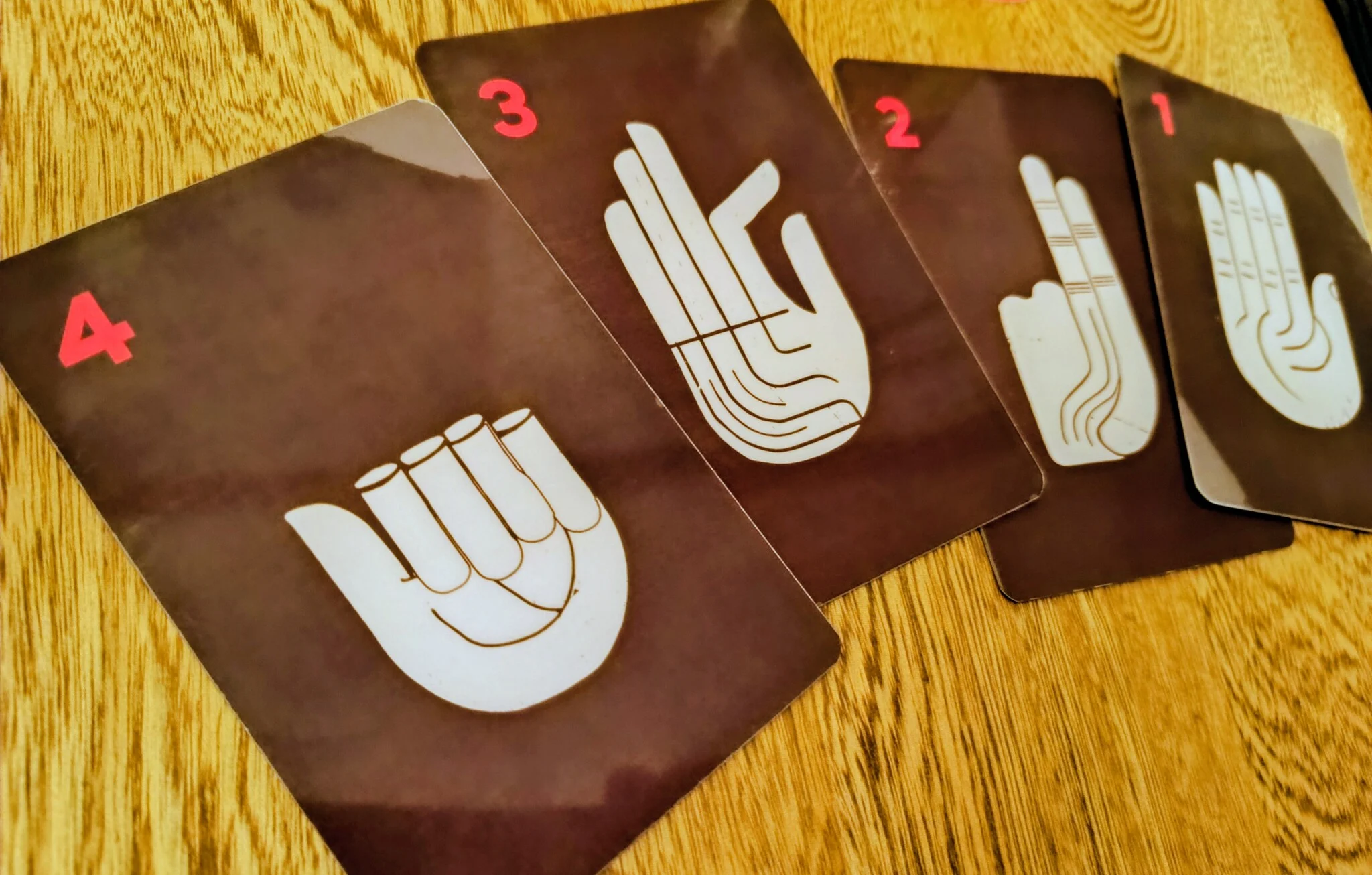 Los naipes con manos con los que Pablo Naranjo pide a los comensales que indiquen cómo quieren proseguir el menú degustación.