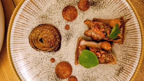 tocino ahumado, jamón de atún curado, salsa de guayaba y cebolla brûlée