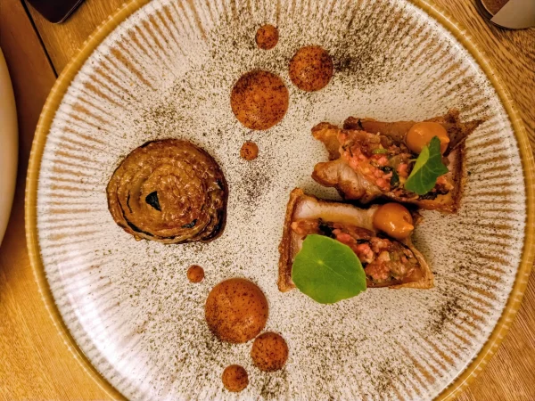 tocino ahumado, jamón de atún curado, salsa de guayaba y cebolla brûlée