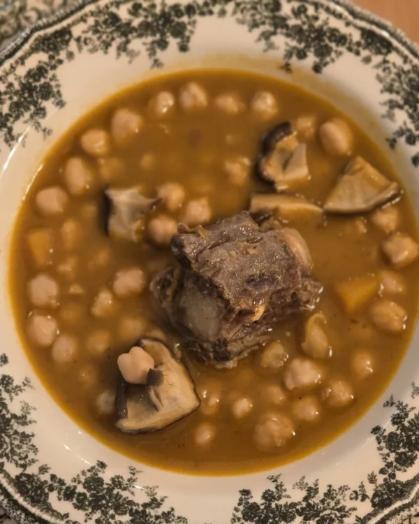 Garbanzos con rabo de toro, calabaza y shiitake