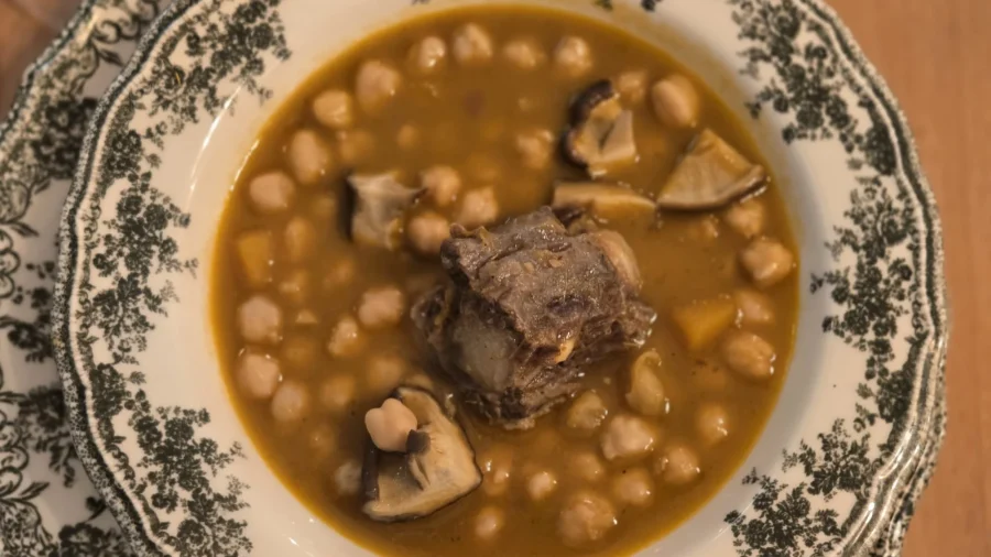 Garbanzos con rabo de toro, calabaza y shiitake