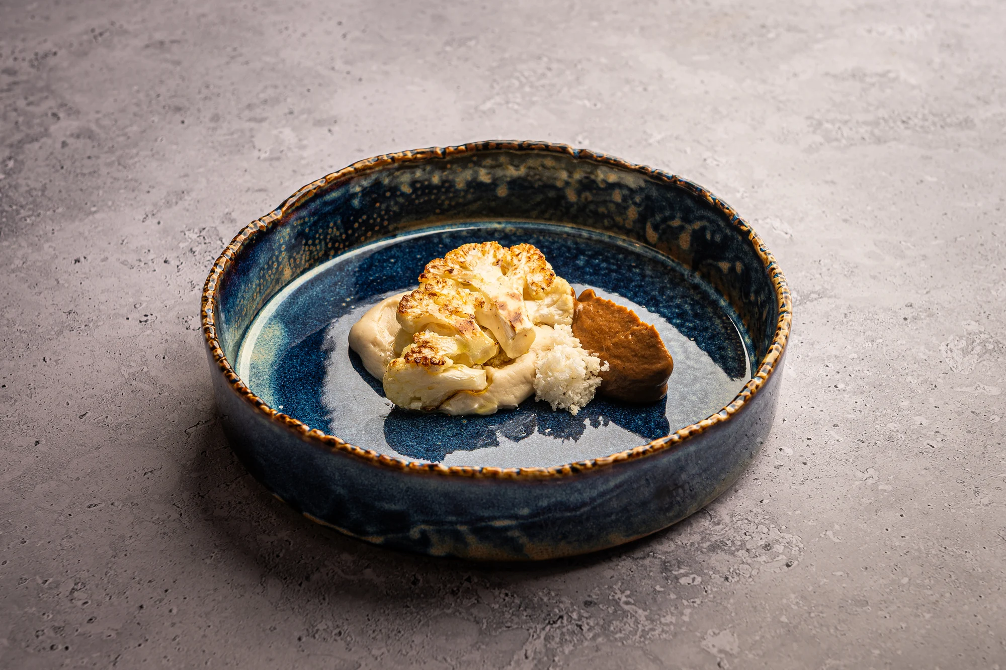 Plato de coliflor en distintas elaboraciones y texturas en Bancal