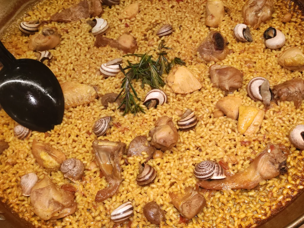 Arroz de pollo, conejo y caracoles