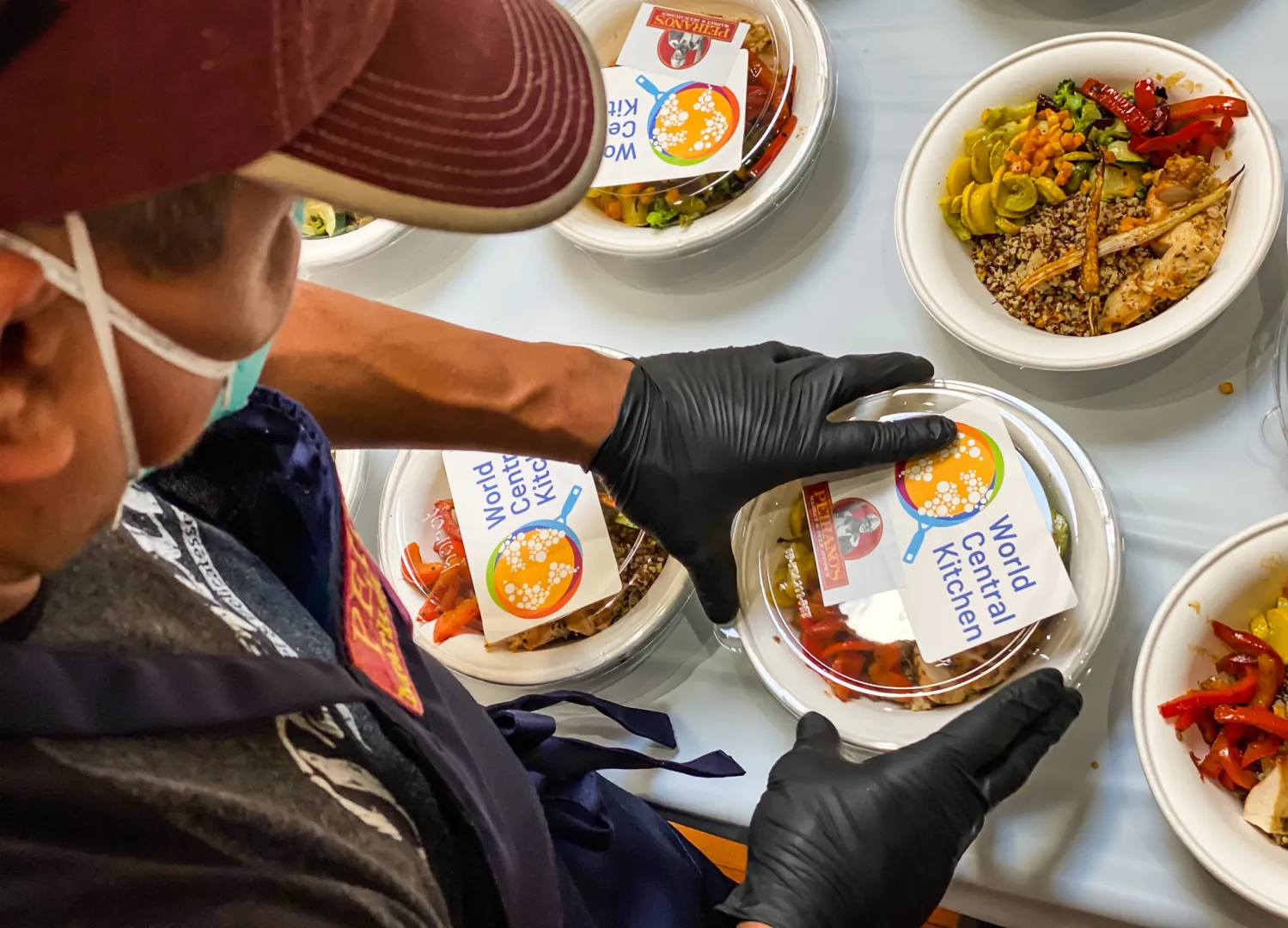 Raciones de comida distribuidas por World Central Kitchen