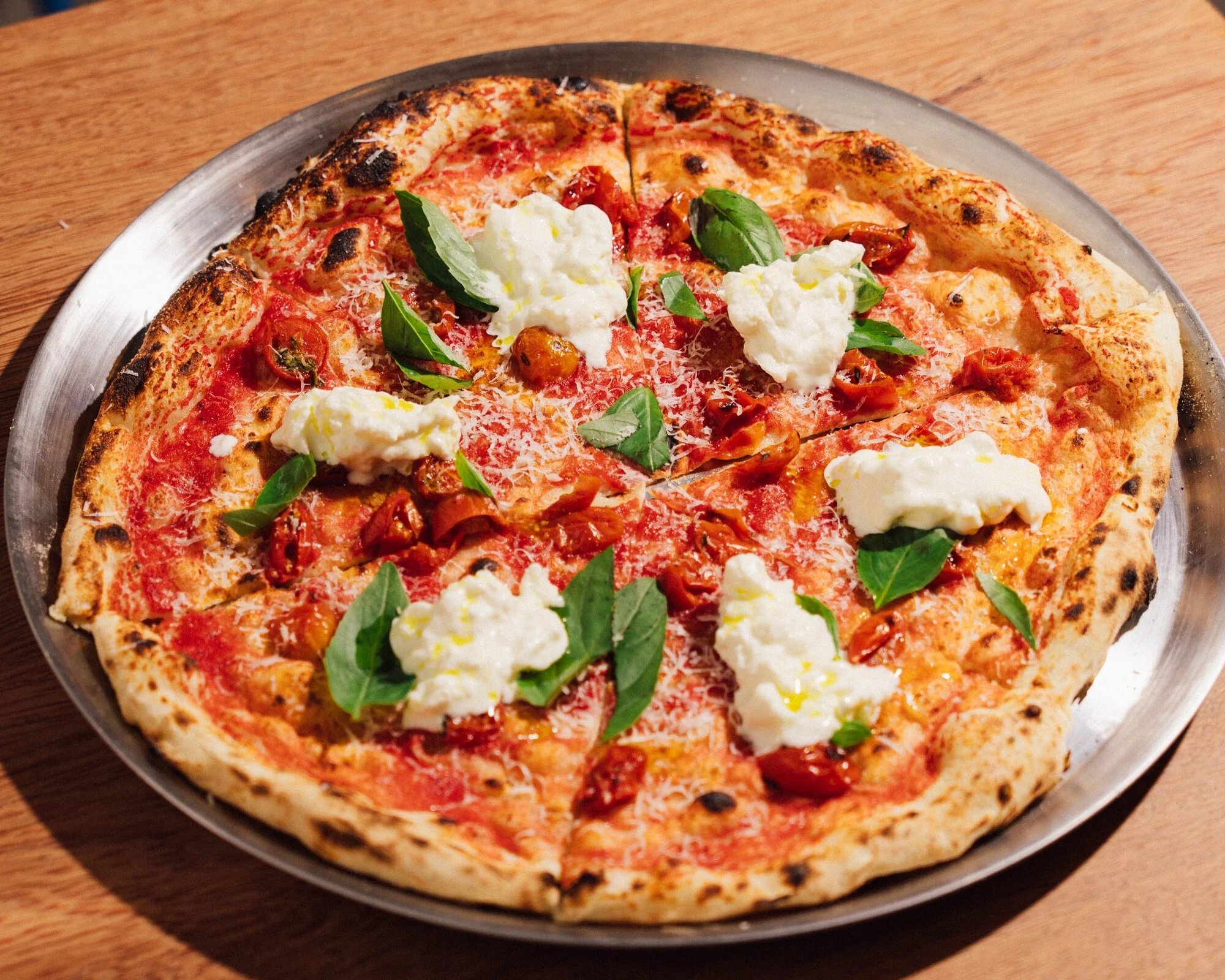 Pizza margarita en Masa sobre Mesa