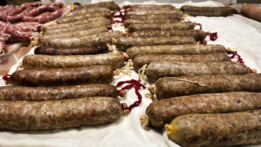 Matanza tradicional, longanizas sobre la mesa de trabajo.