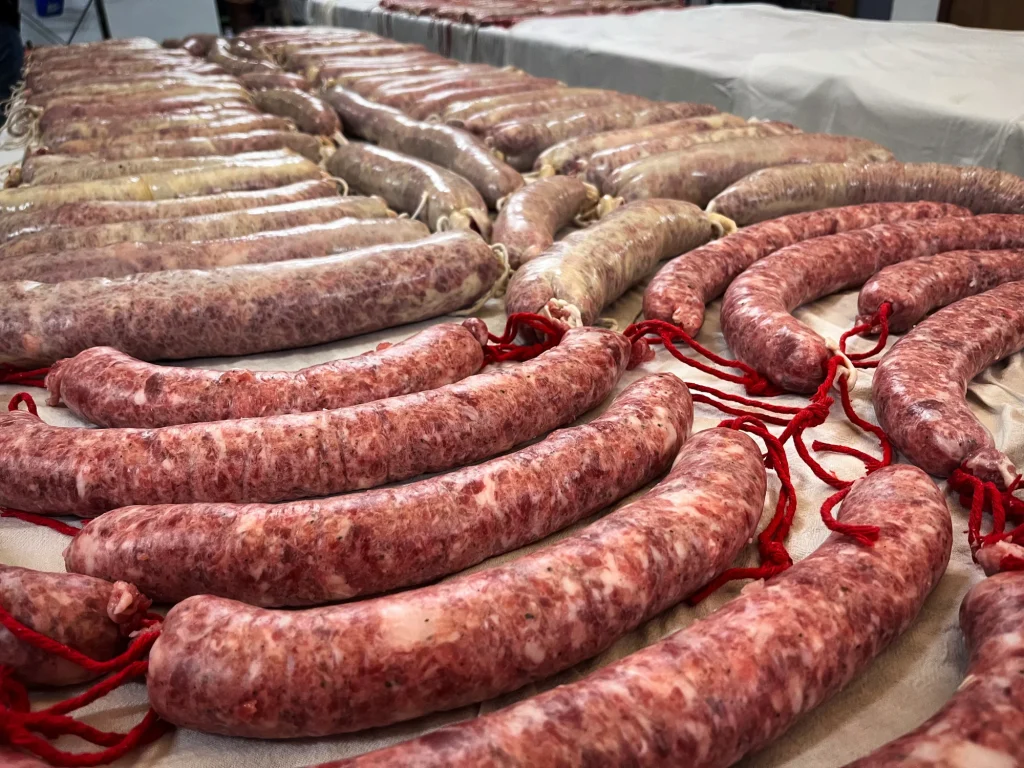 Longanizas frescas sobre la mesa de trabajo.