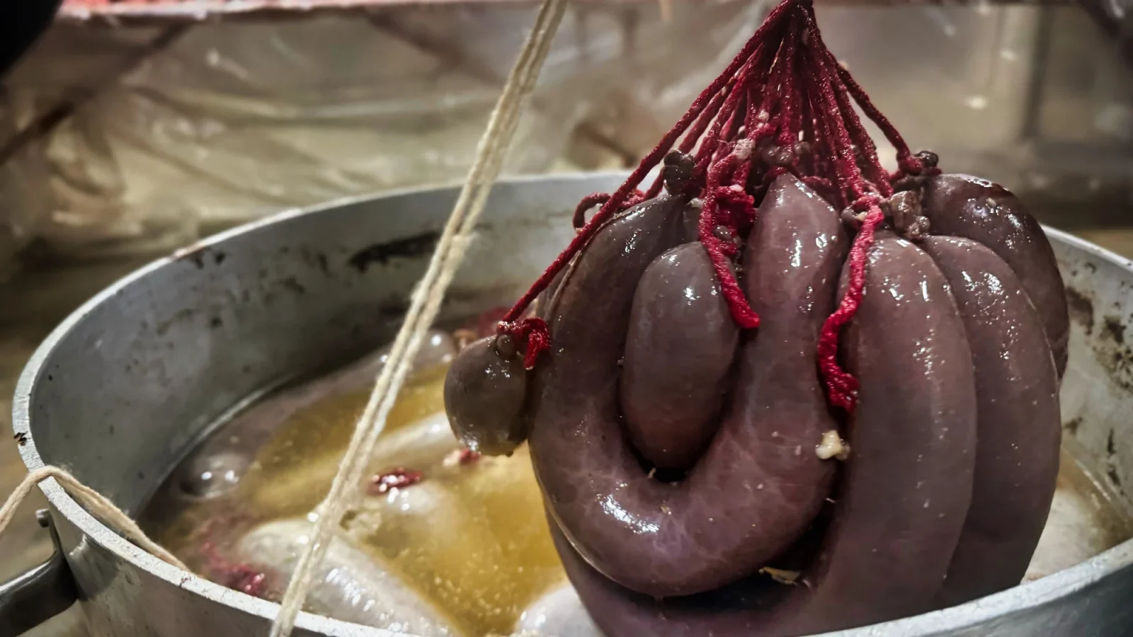 Morcillas recién hervidas en el caldero en la matanza tradicional.