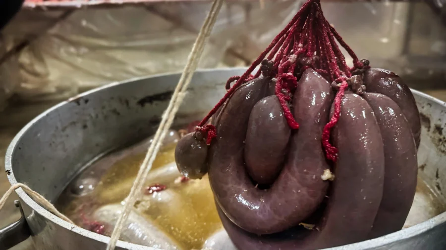 Morcillas recién hervidas en el caldero en la matanza tradicional.