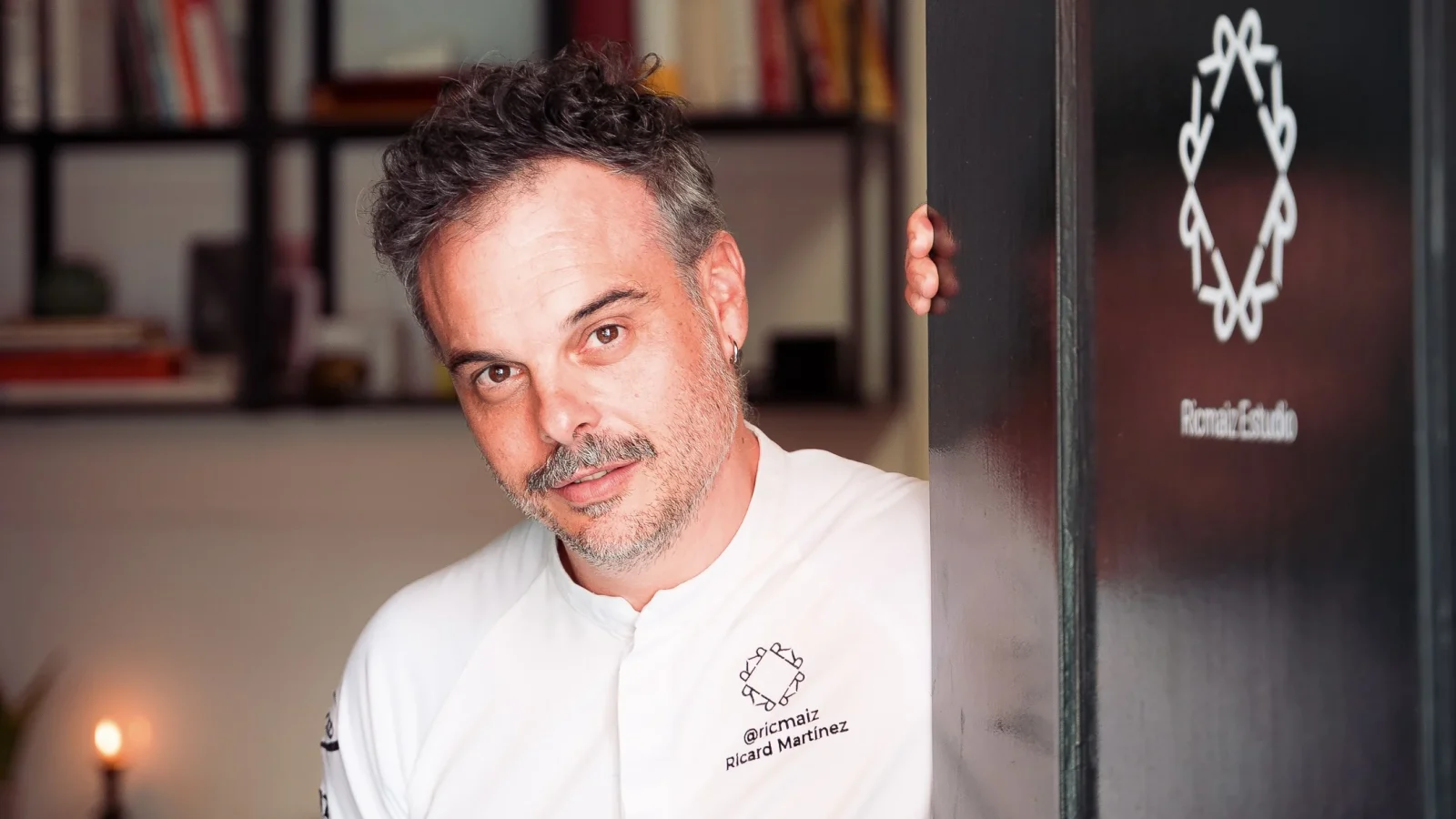 El chef de pastelería Ricard Martínez, en su estudio sevillano.