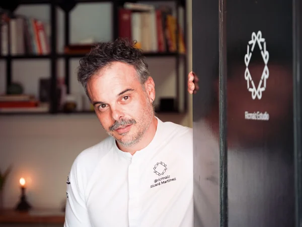 El chef de pastelería Ricard Martínez, en su estudio sevillano.