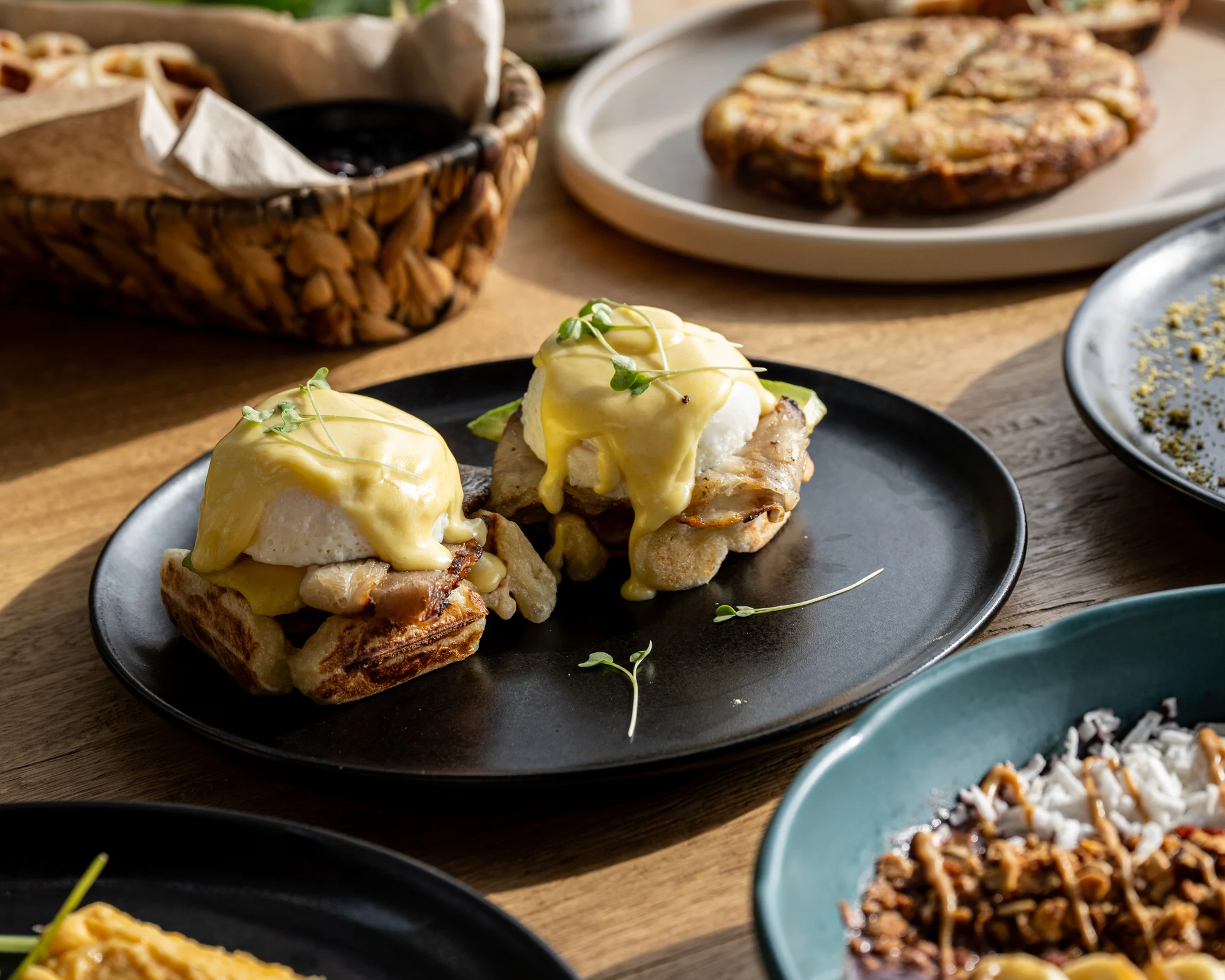 Waffles de Pandeyuca con huevos poché. Brunch Restaurante Ritwal