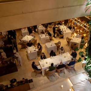 Vista cenital del ambiente en el restaurante El Cielo durante el servicio de cenas, en Medellín.