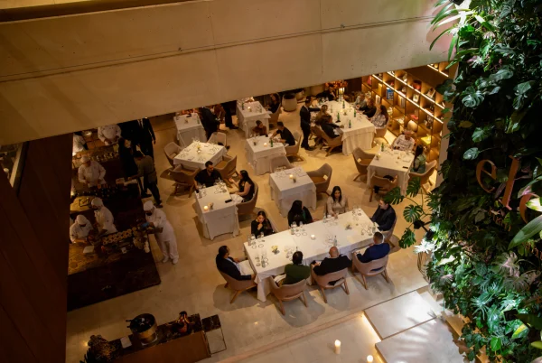 Vista cenital del ambiente en el restaurante El Cielo durante el servicio de cenas, en Medellín.